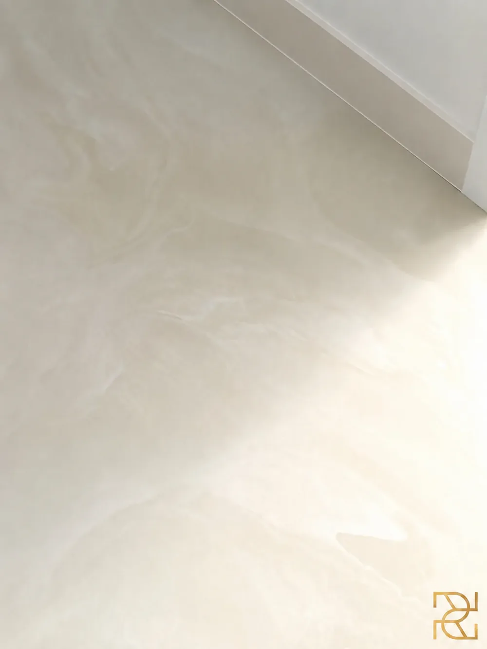 De woonkamer, De stilte van Japandi, epoxy gietvloer van Rocco Resin