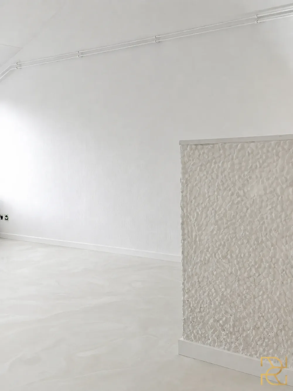 De woonkamer, De stilte van Japandi, epoxy gietvloer van Rocco Resin