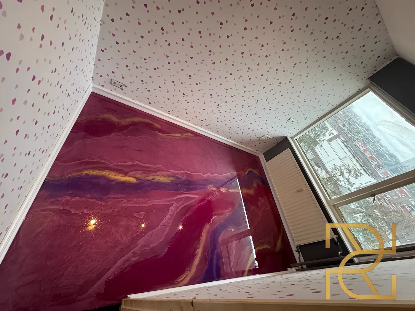 De magenta kamer bij daglicht: de gietvloer loopt van fuchsia naar violet, met goudlijnen en een parelmoerglans