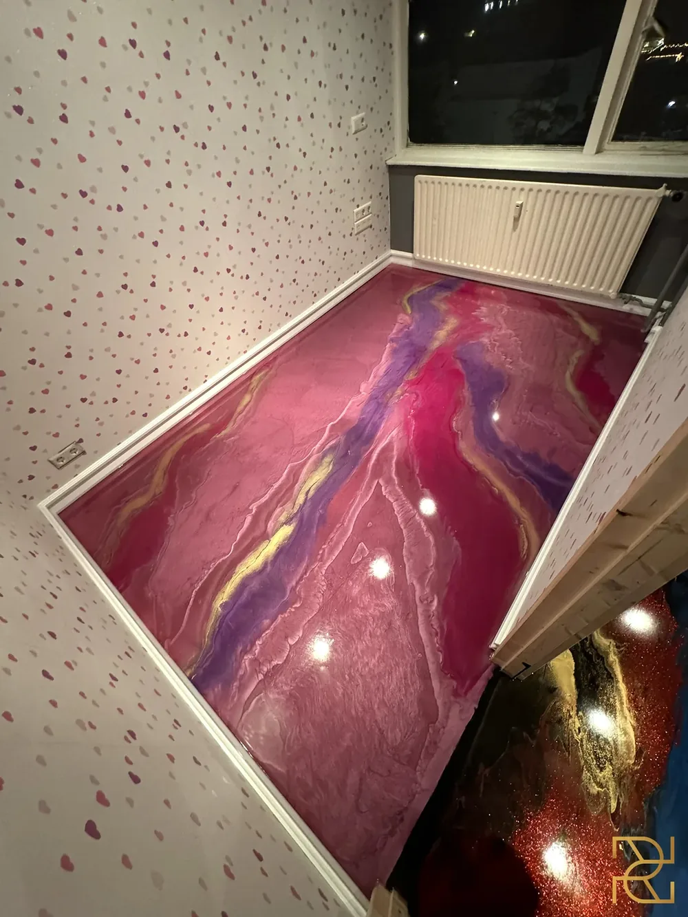 De magenta kamer, Twee kinderkamers, twee eigen werelden, epoxy gietvloer van Rocco Resin