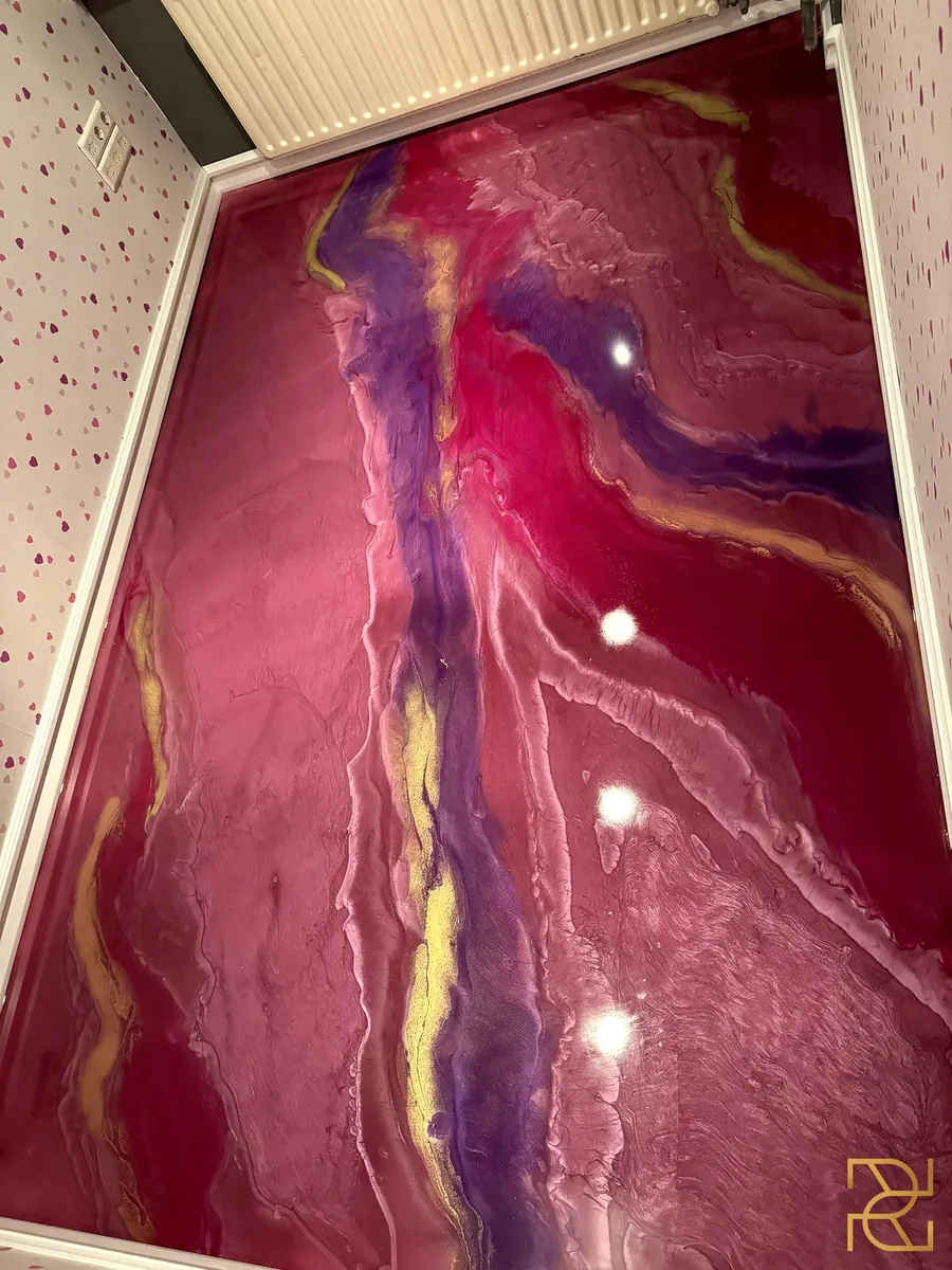 De magenta kamer, Twee kinderkamers, twee eigen werelden, epoxy gietvloer van Rocco Resin