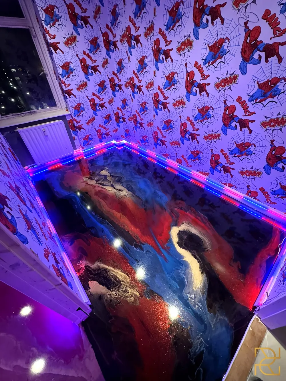 De Spider-Man-kamer, Twee kinderkamers, twee eigen werelden, epoxy gietvloer van Rocco Resin
