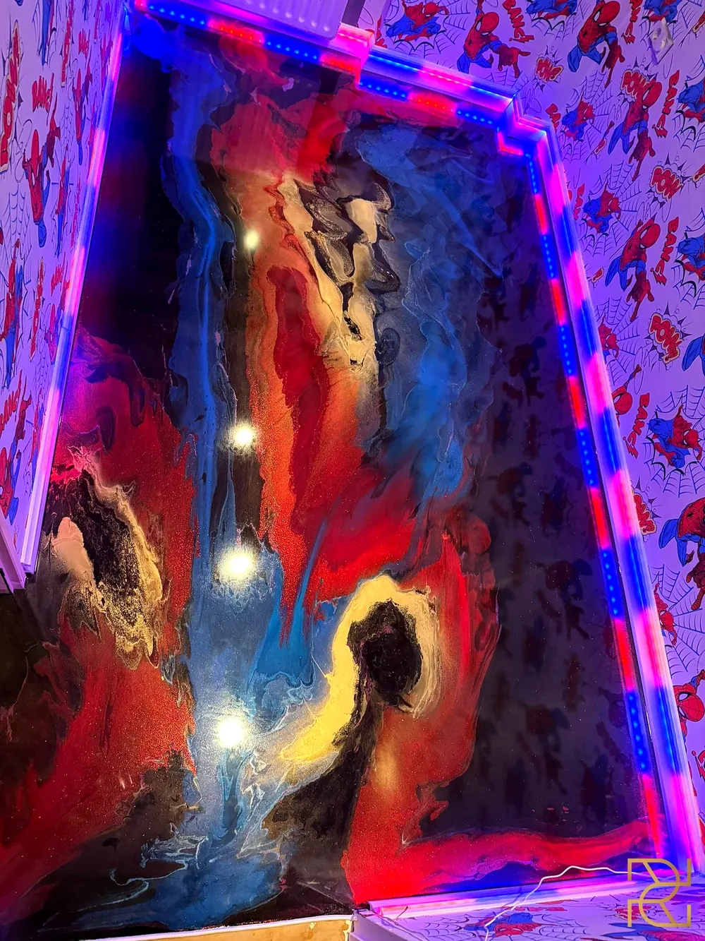 De Spider-Man-kamer, Twee kinderkamers, twee eigen werelden, epoxy gietvloer van Rocco Resin