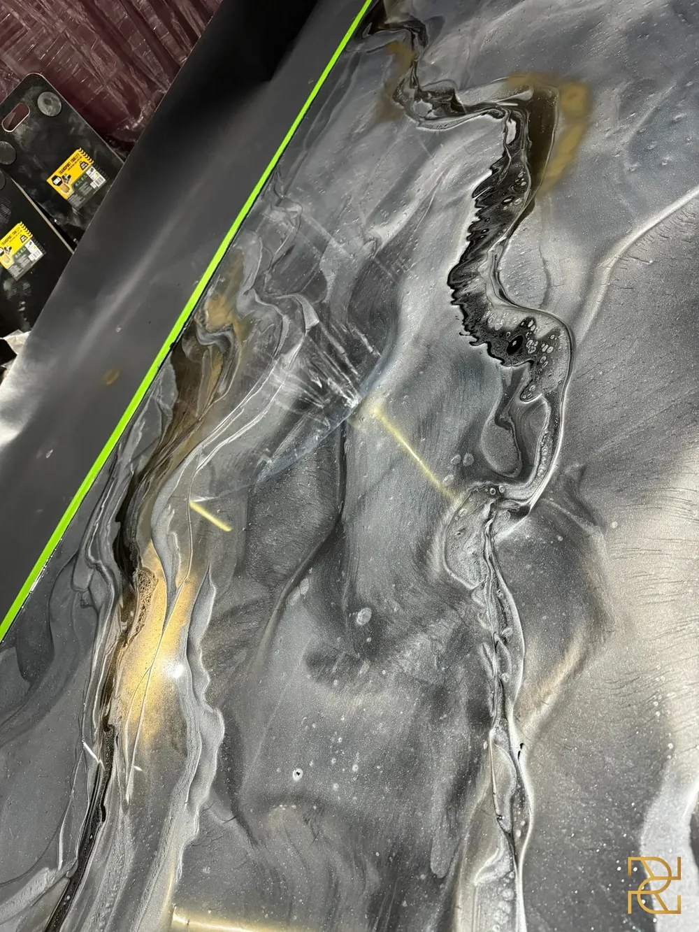 De zaal, Zwart water onder het messing, epoxy gietvloer van Rocco Resin