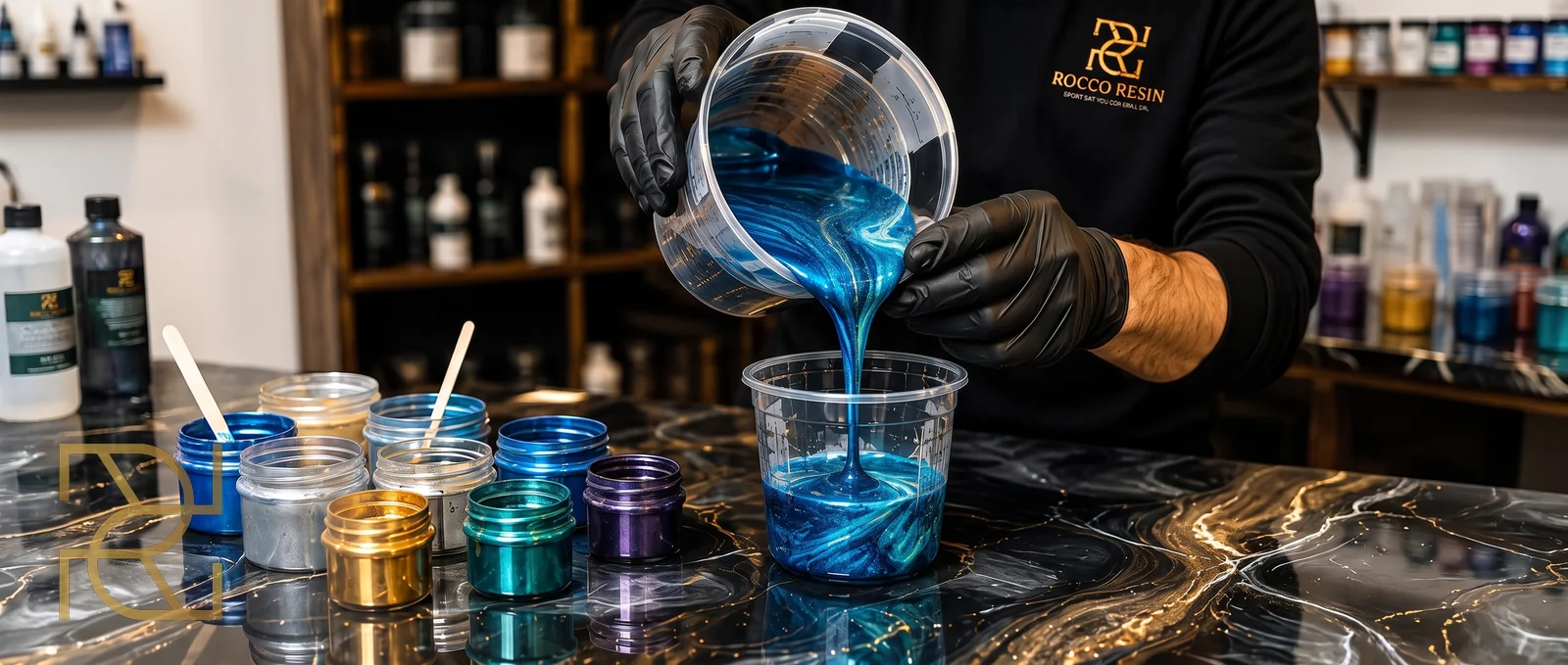 Blauw metallic pigment wordt gemengd in epoxyhars
